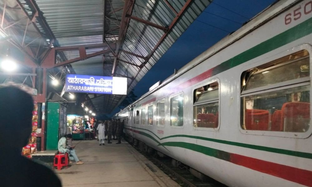 ইঞ্জিনে আগুন লাগার সাড়ে তিন ঘণ্টা পর সচল হলো বিজয় এক্সপ্রেস ট্রেন