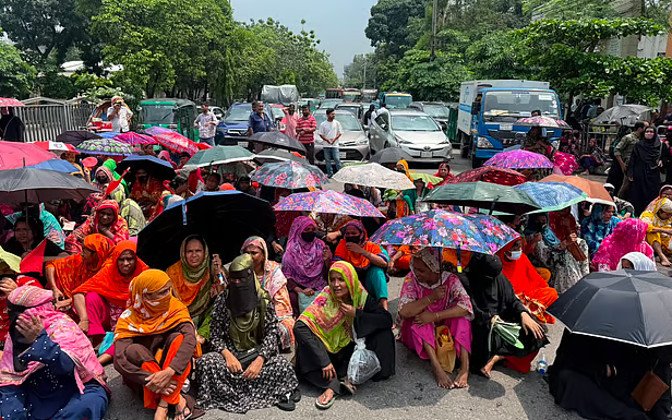 প্রায় ২ ঘণ্টা অবরোধের পর তেজগাঁওয়ের সড়ক ছাড়লেন শ্রমিকেরা, যান চলাচল শুরু